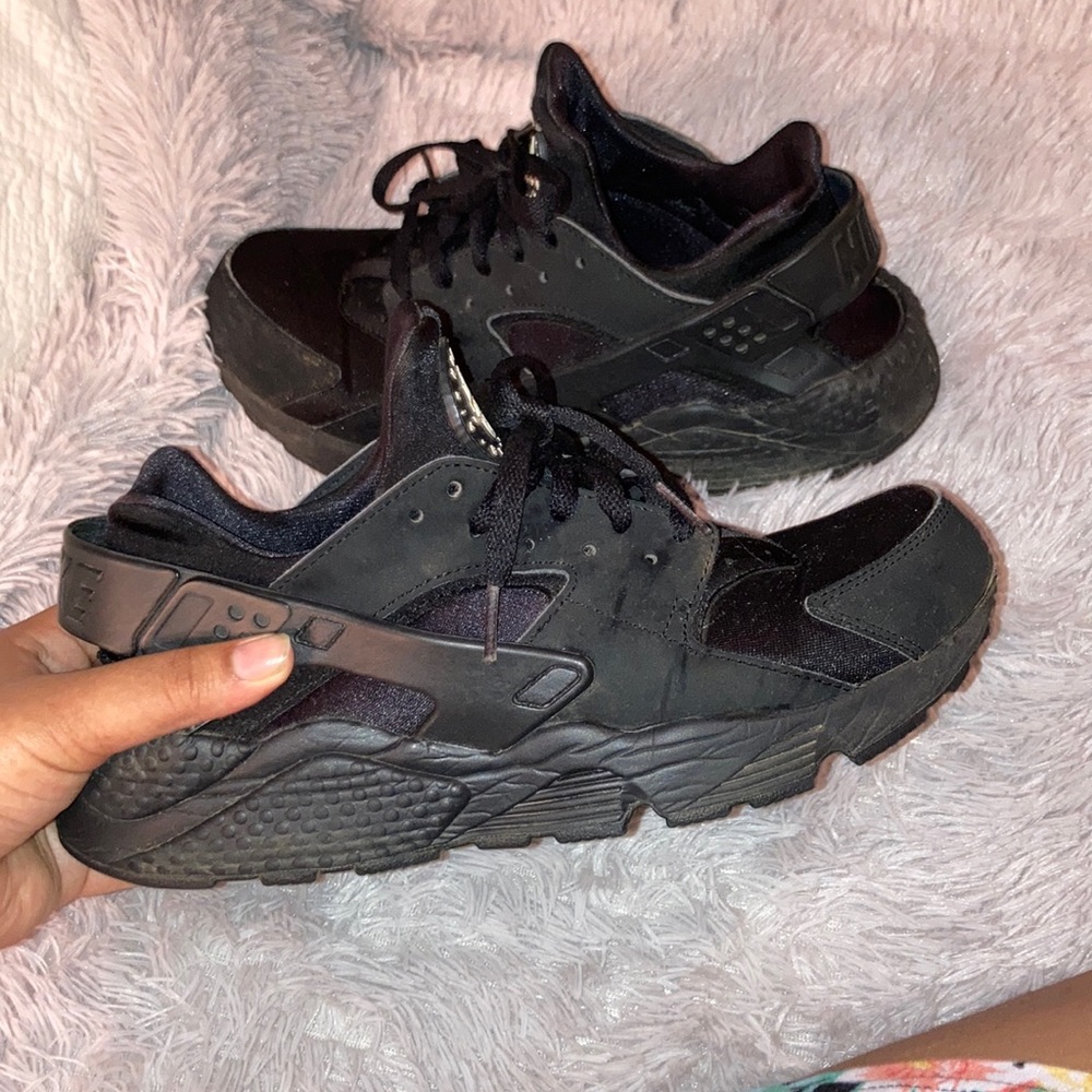 Black Nike huaraches!